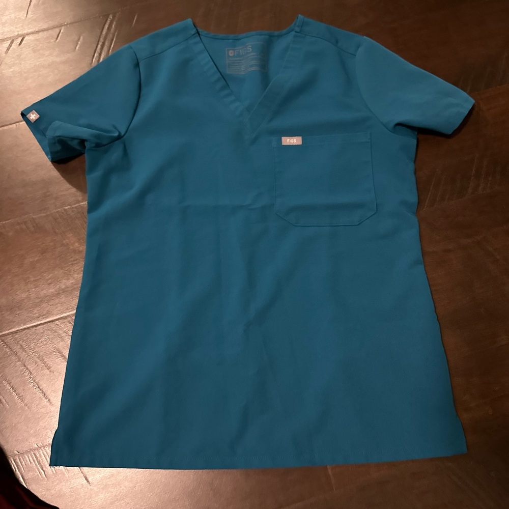 Pacific blue Catarina top FIGS